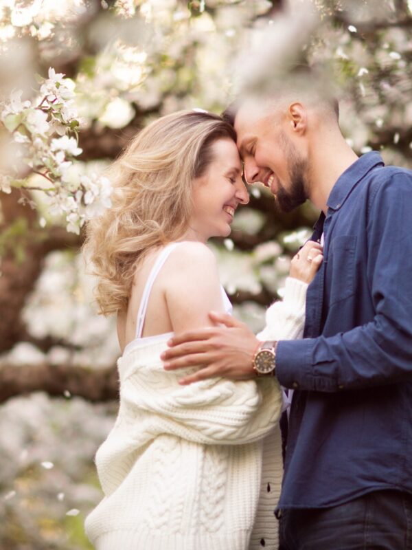 Couple reconnecting during couples therapy in Scottsdale AZ at Pathways Counseling Services